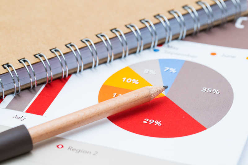 统计表格上面放着一支铅笔