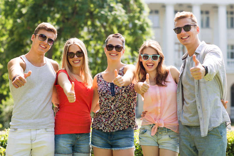 朋友们竖起大拇指微笑着合影