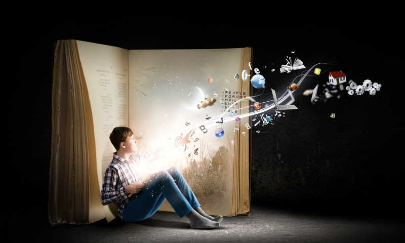 小男孩怀里的书籍迸发出这种各样的东西