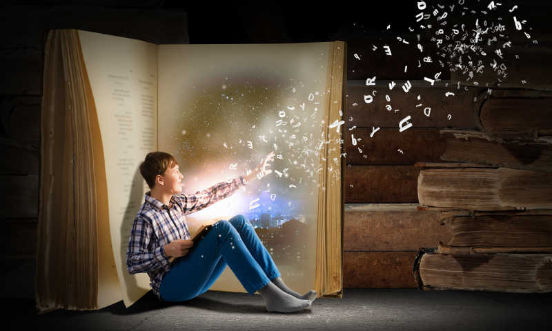 阅读书本的男孩