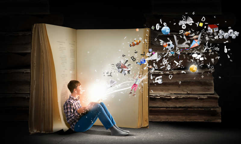 在书的扉页间看书的小男孩