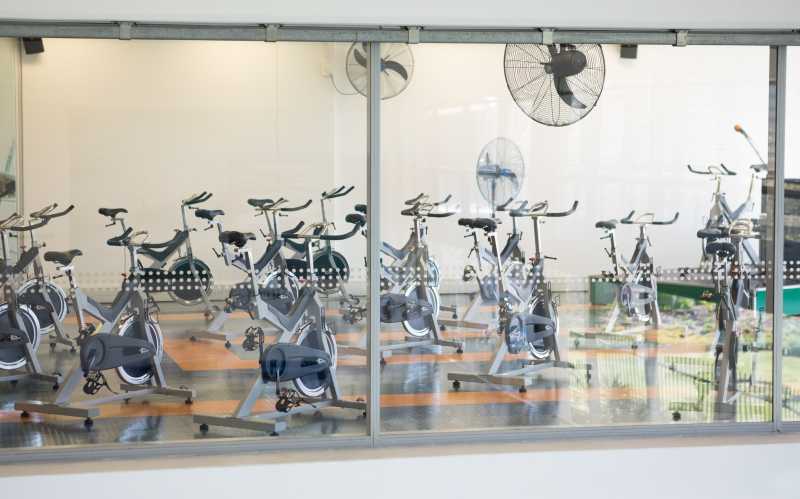 健身房里的动感单车