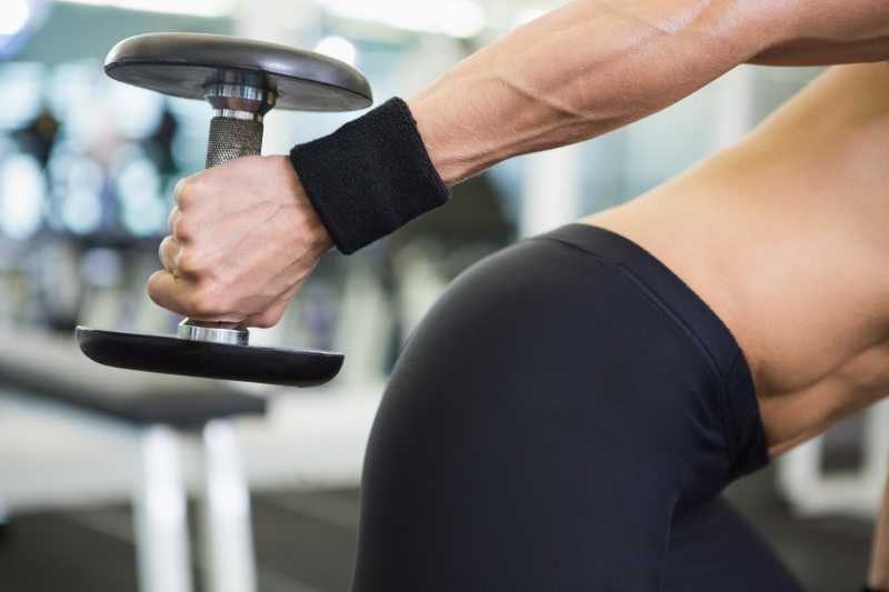 健身房健身的身影