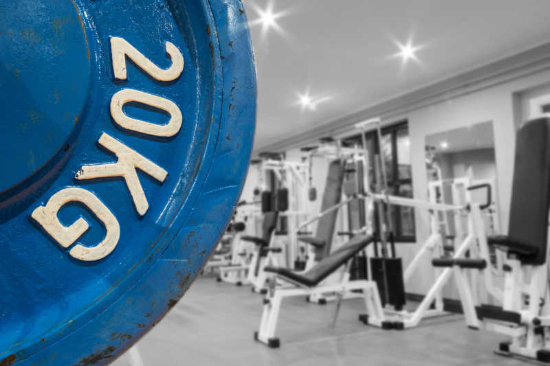 健身房里不同的设备和机器