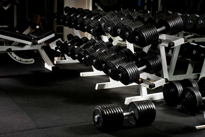 健身房内摆放整齐的健身器材
