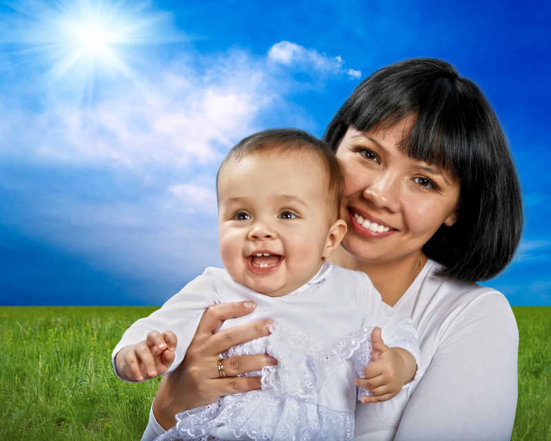 年轻母亲和小宝宝图片-草原背景下的年轻母亲和小宝宝素材-高清图片 
