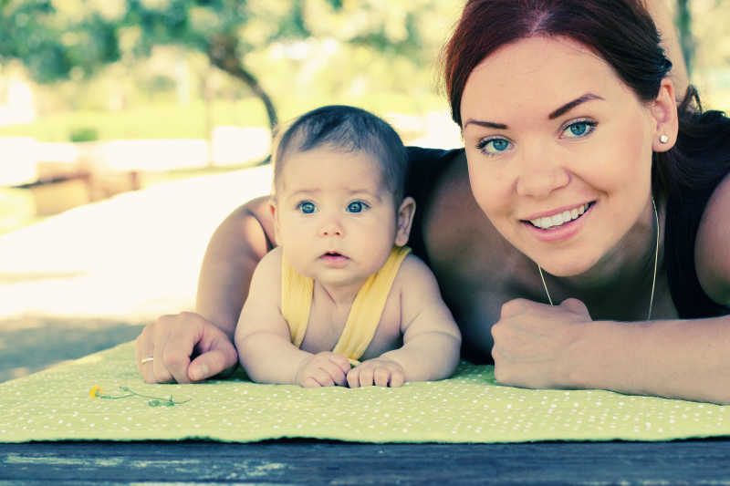 户外的快乐母亲和婴儿