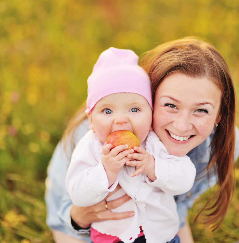 年轻妈妈和可爱的女儿