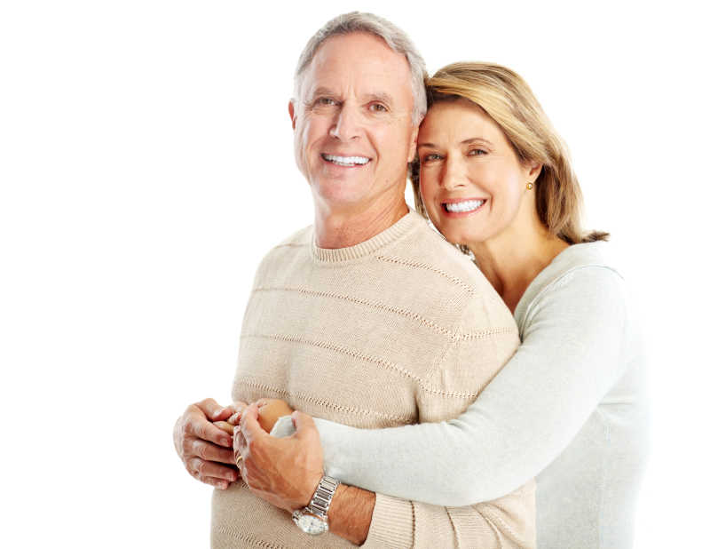 幸福的拥抱在一起的老年夫妇