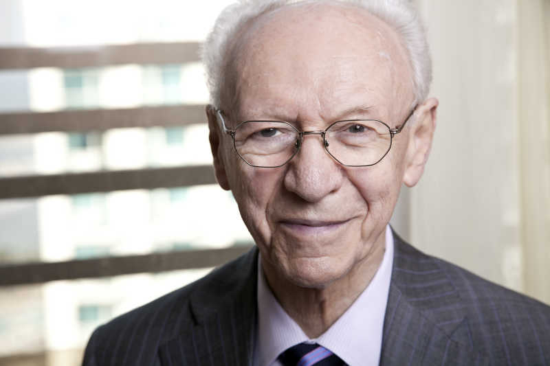 微笑的老年男性