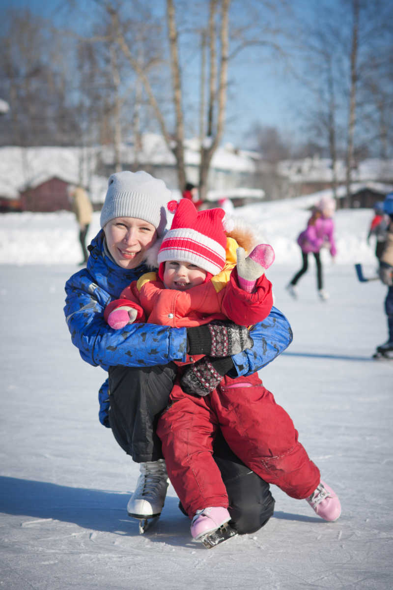 妈妈带孩子滑冰