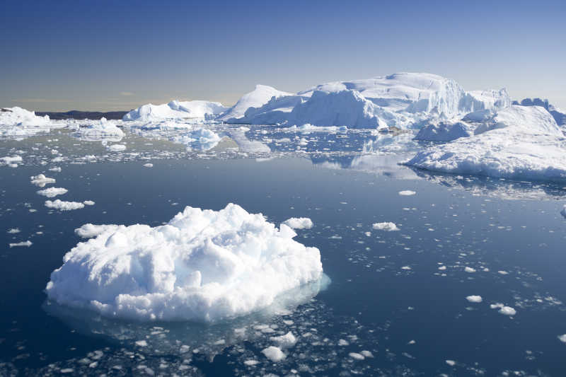 奇形怪状的海上冰山