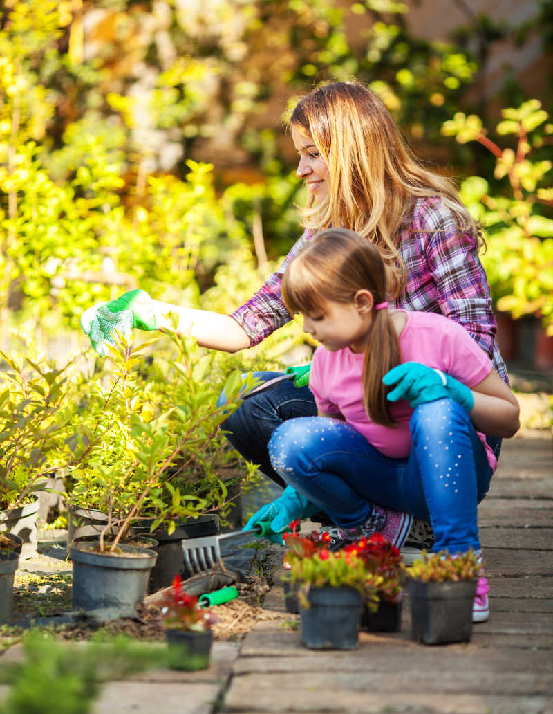 妈妈和女儿在花园一起种花