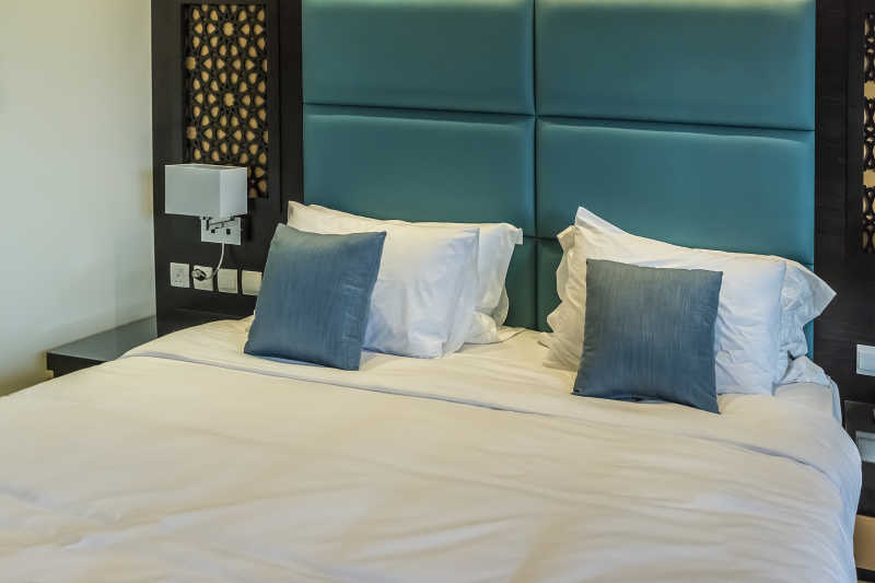 商务旅馆房间的床