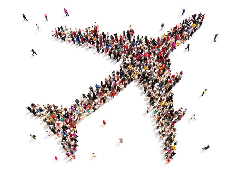 白色背景下飞机形状的一大群人