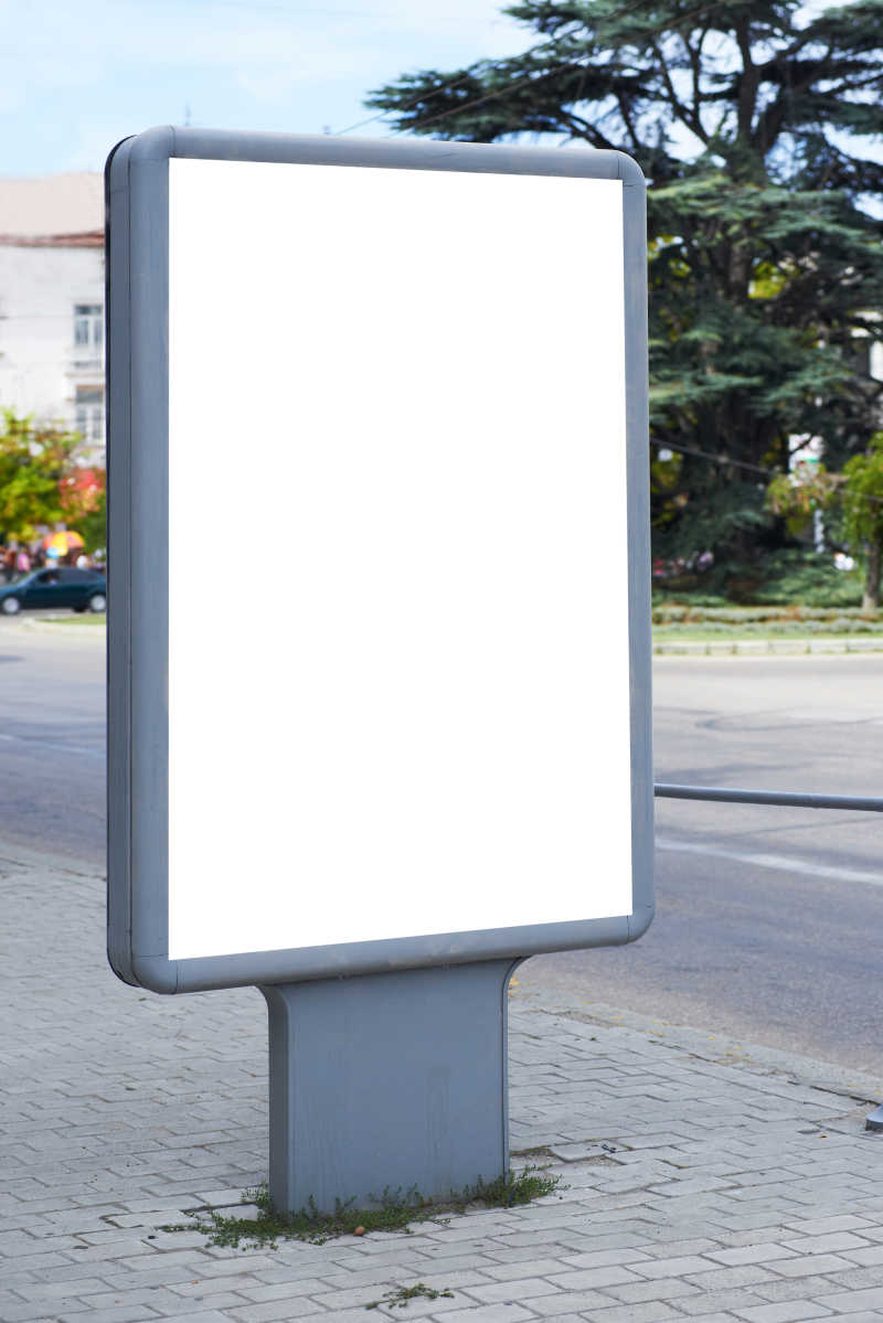 城市街道的垂直空白广告牌