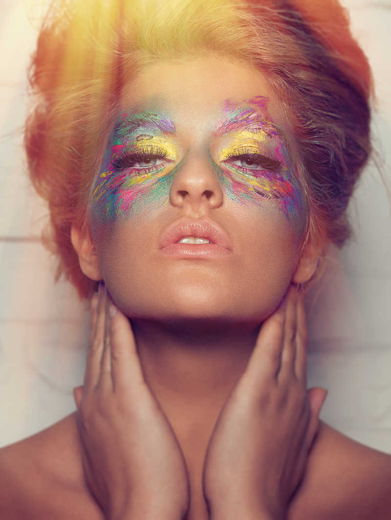 化着浓妆的性感美女