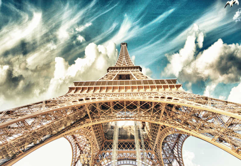 由下到上拍摄巴黎埃菲尔铁塔美景