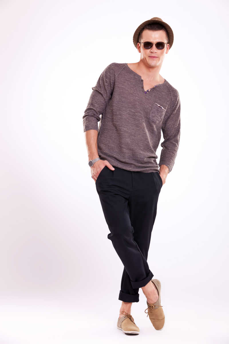 身穿灰色上衣的时尚青年