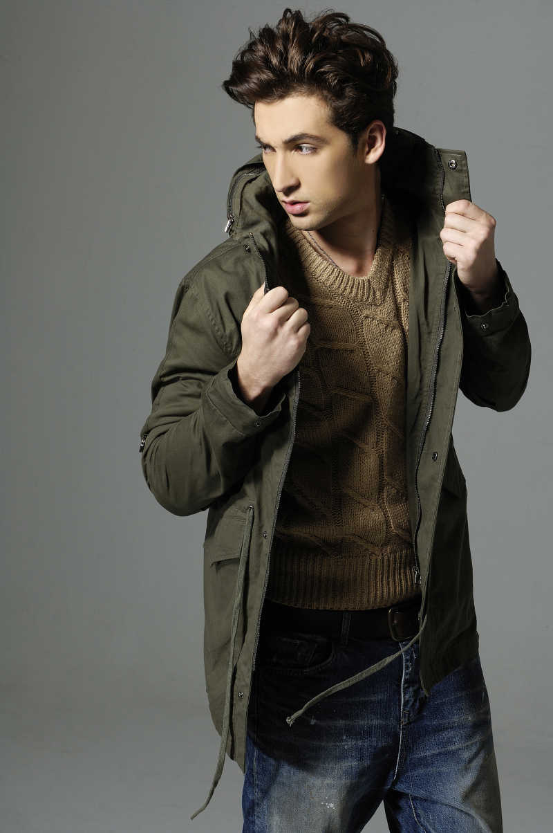 身穿绿色外套的时尚男模特