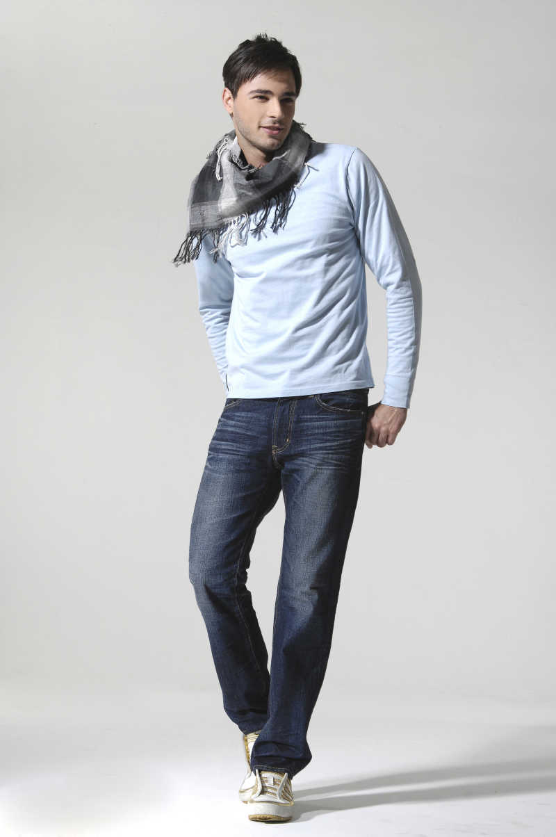 帅气的年轻人站在演播室