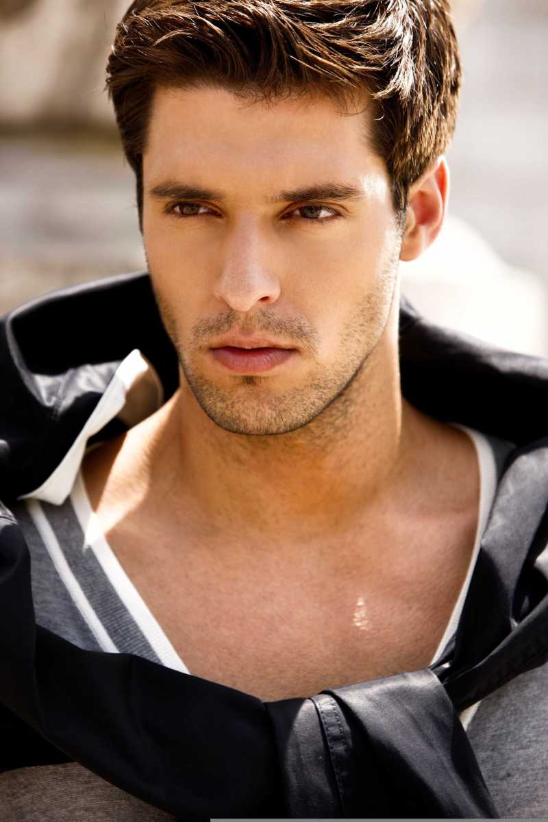 英俊时尚的年轻人