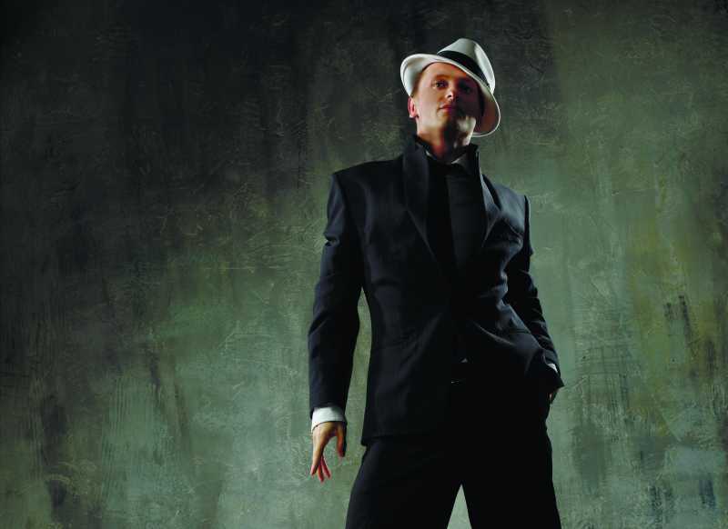 黑色套装和白色帽子的男人