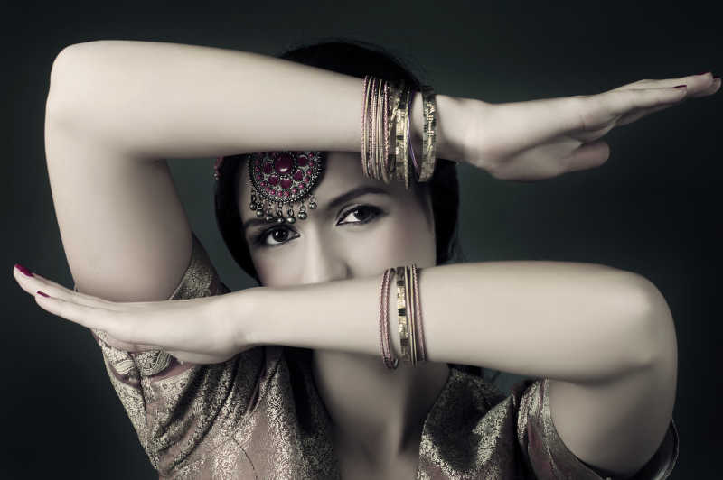 美丽的印度黑发女人肖像