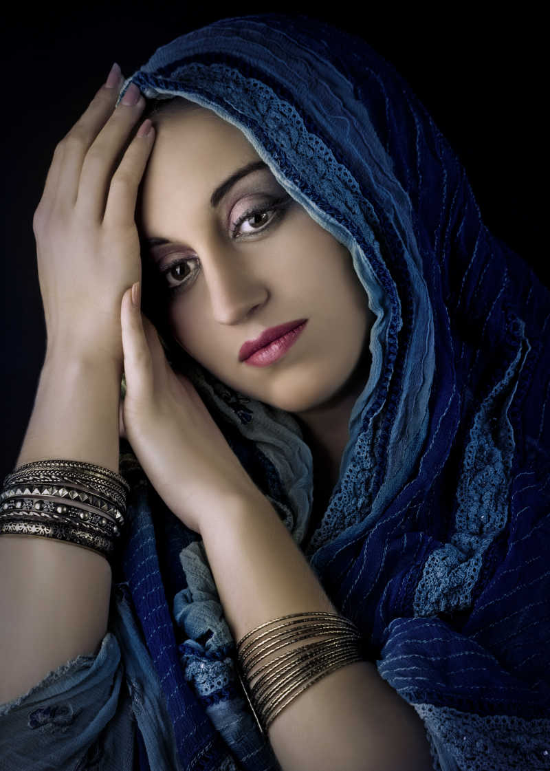 传统服饰中的年轻美女