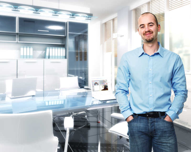 微笑的商人在办公室