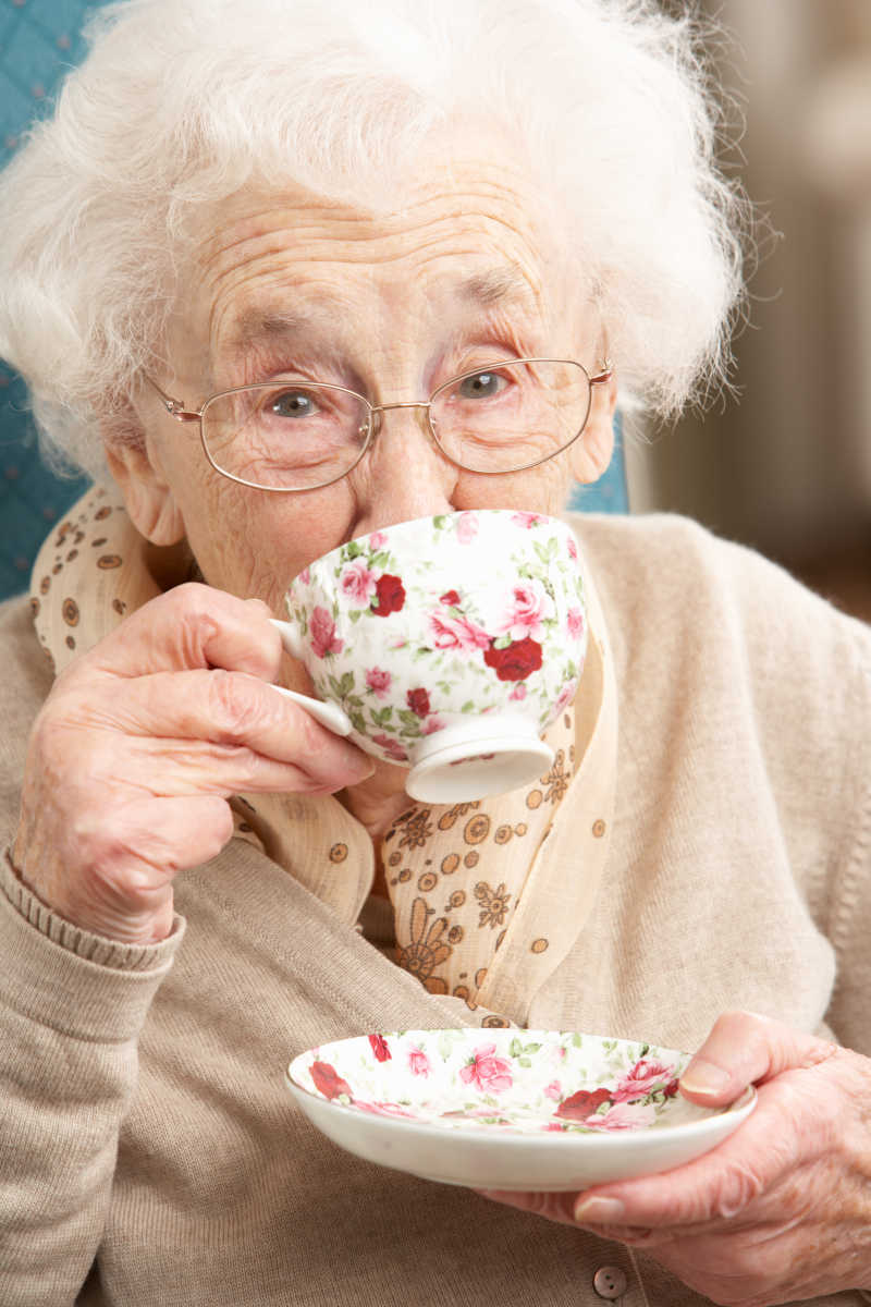 喝下午茶的老妇人