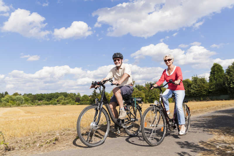 享受自行车旅行的老年夫妇