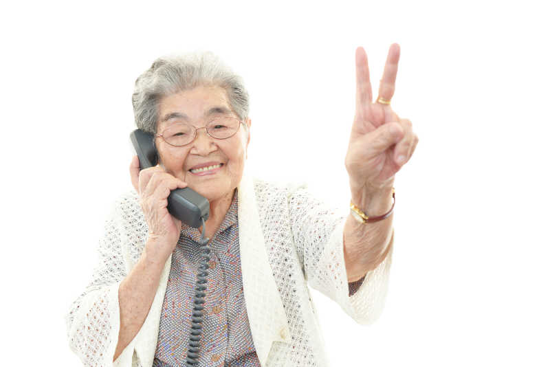 开心的接打电话的老年女性