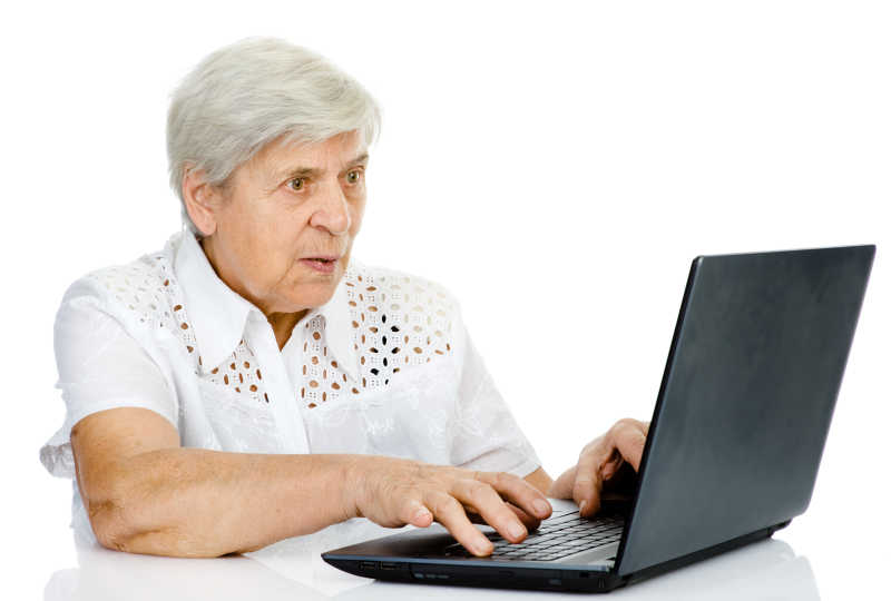 使用笔记本电脑的老年女性
