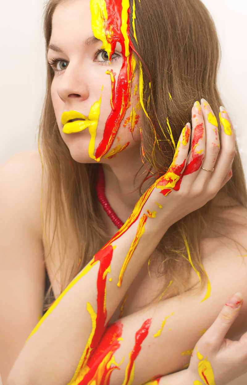 身上涂着颜料的女孩