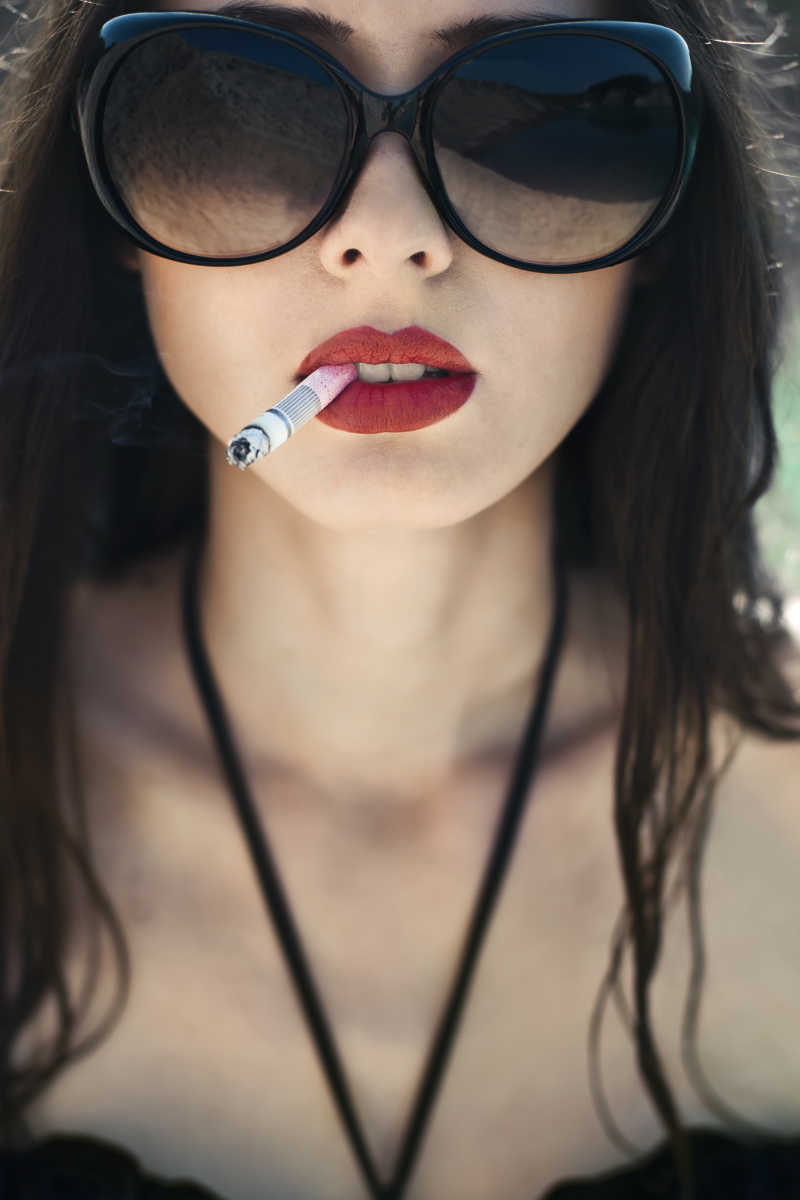 抽烟背景图片女生图片