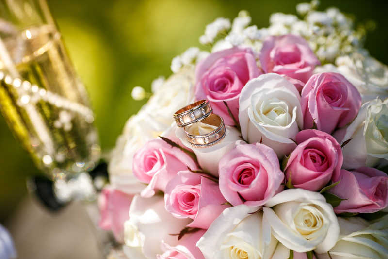 玫瑰捧花与结婚戒指