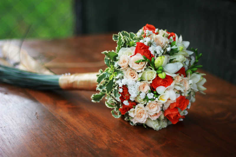 木桌上的新娘捧花