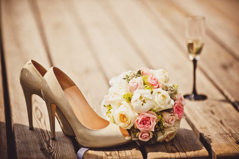 木板上的高跟鞋与新娘捧花