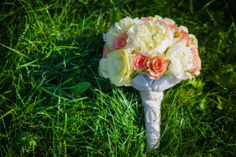 草地上的婚礼捧花