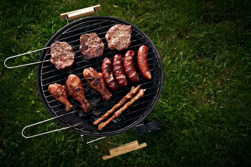 放满烤肉的烧烤架