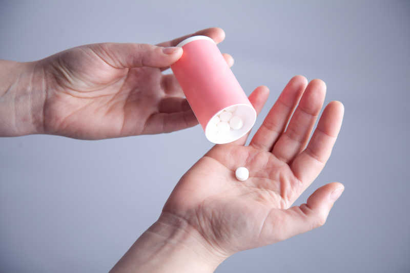 倒在手心里的白色药片