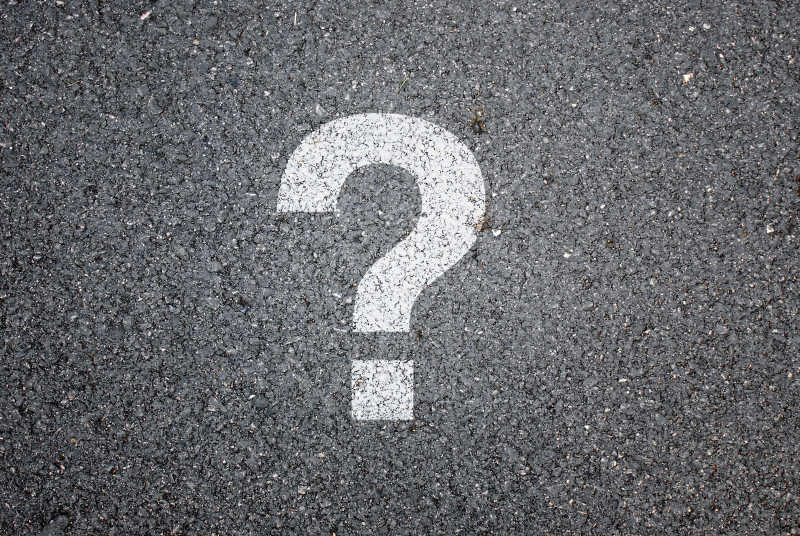 道路上的白色问号