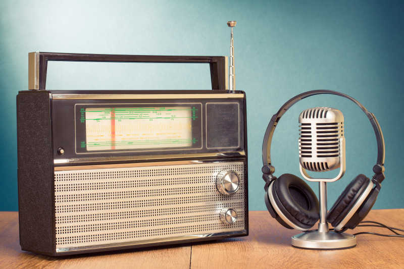 复古收音机与耳机