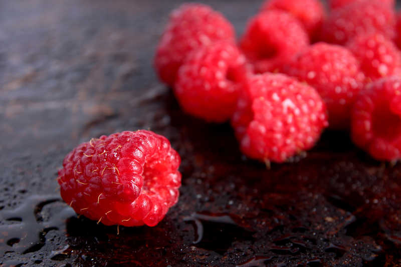 深色桌面上的覆盆子