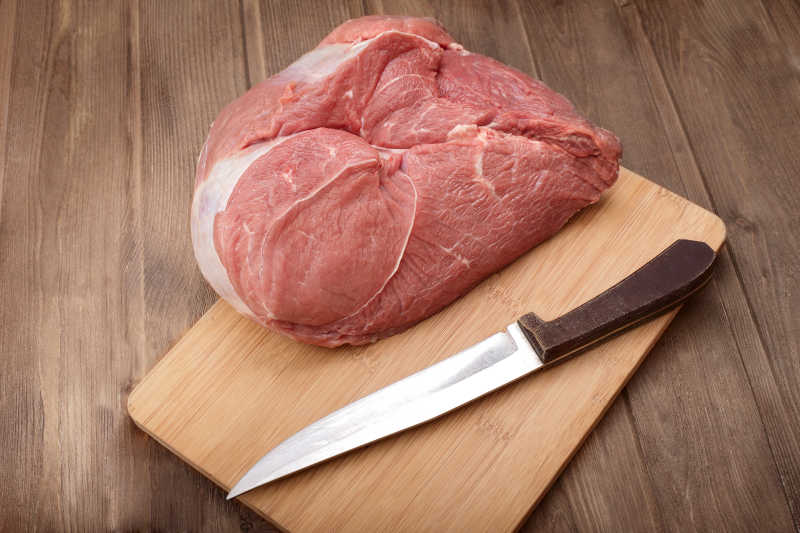 砧板上的生肉与菜刀