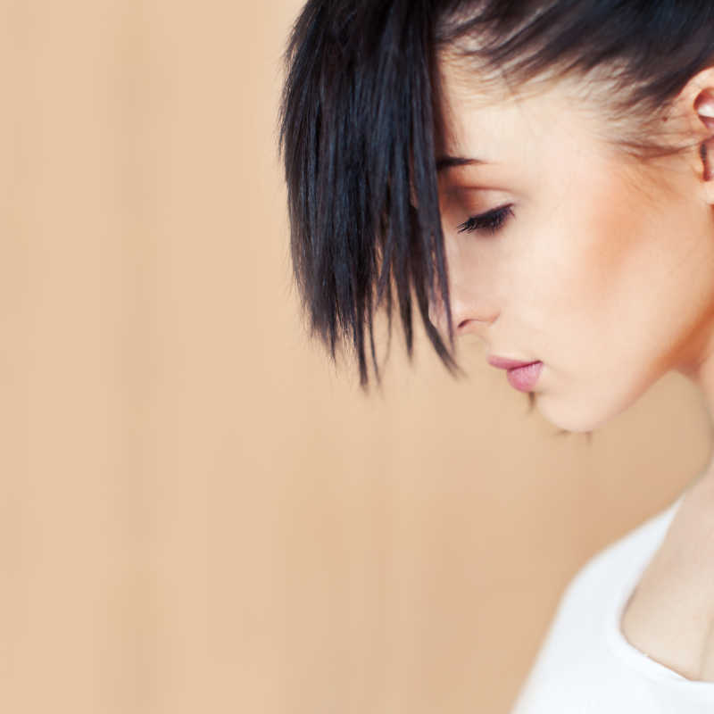 美丽头发的年轻女子的肖像