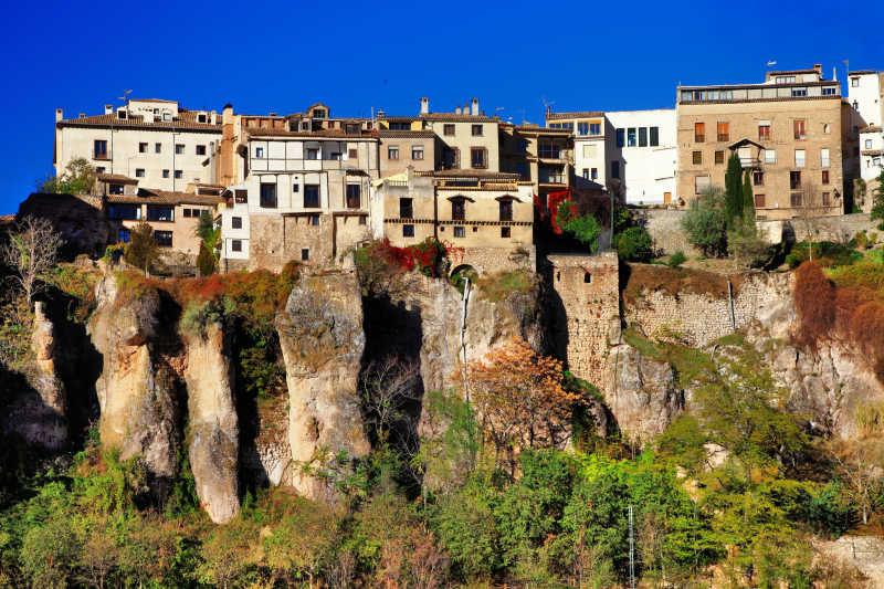 西班牙昆卡坐落在岩石上的城市