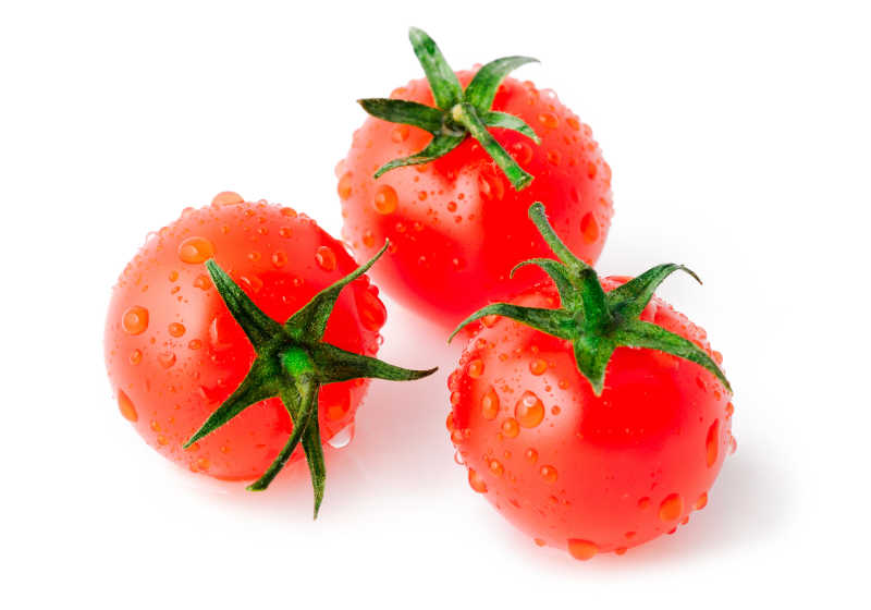 三个带有水滴的新鲜番茄