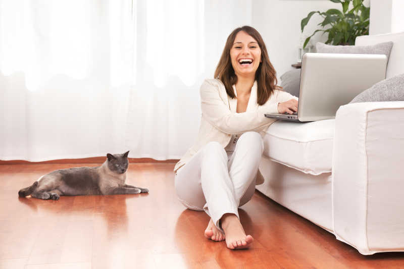 坐在地板上的性感美女